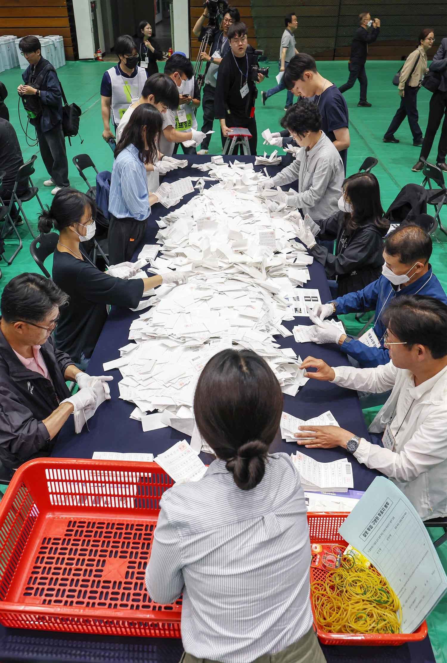 제21대 대통령 선거 투표일인 2025년 6월 3일 오후 서울 관악구 서울대학교 체육관에 마련된 개표소에서 선거사무원들이 개표를 시작하고 있다. / 뉴스1 자료사진