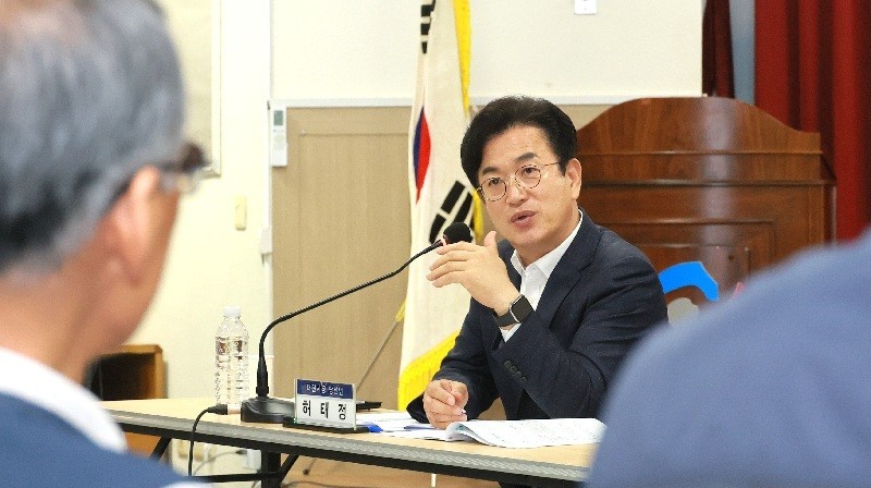허태정 대전시장 당선인이 민생·소통 프로젝트 '시민의 광장' 첫 행사로 마련된 '노동자와의 대화'에서 참석자들과 대화를 나누고 있다./사진=허태정 당선인 캠프