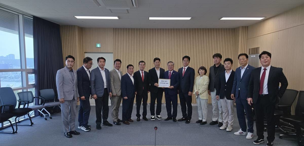포항시 남구 지방의원 당선자 일동은 17일, 박용선 포항시장 당선자 인수위원회 사무실을 방문, 지역구별 공약사항이 담긴‘시민 약속 이행 건의서’를 전달했다./촬영 이창형 기자