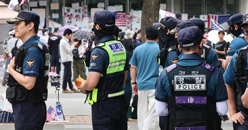 제9회 전국동시지방선거 투표용지 부족 사태를 규탄하는 개표소 봉쇄 시위가 계속된 17일 서울 송파구 올림픽공원 핸드볼경기장 앞에서 경찰들이 대기하고 있다. 2026.6.17/뉴스1