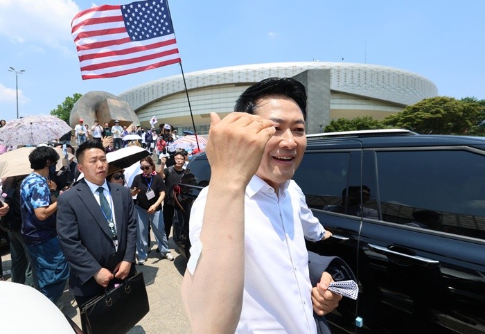 장동혁 국민의힘 대표가 16일 서울 송파구 올림픽공원 핸드볼경기장 앞 시위 현장을 방문, 차량으로 이동하고 있다. (공동취재) 2026.6.16/뉴스1