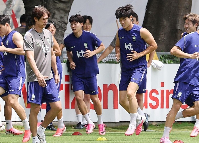 한국 축구 국가대표팀 배준호와 김태현이 15일(현지시간) 멕시코 과달라하라 인근 사포판 치바스 바예 베르데 훈련장에서 개최국 멕시코와의 월드컵 조별리그 2차전을 앞두고 훈련에 매진하고 있다. 2026.6.16/뉴스1