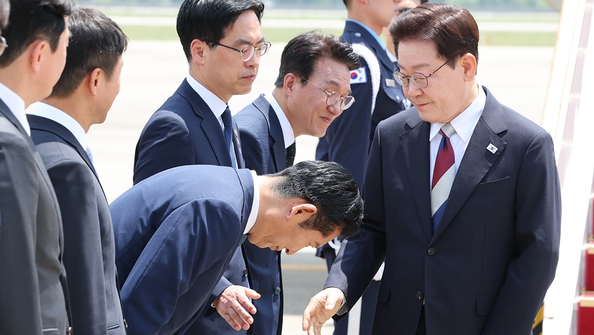 공항 마중 나간 정청래 '90도 폴더 인사'…이재명 대통령이 남긴 한마디