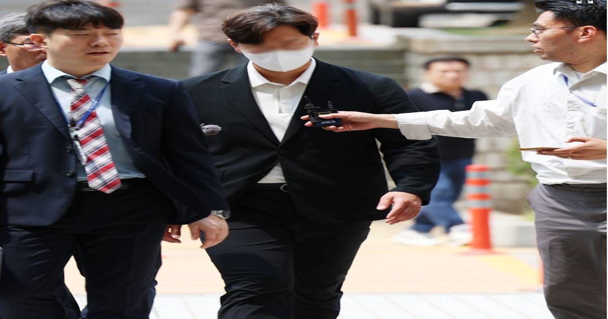 신천지 신도들의 국민의힘 당원 집단 가입 의혹의 핵심 인물로 지목된 고동안 전 신천지 총회 총무가 17일 오후 서울중앙지법에서 열린 영장실질심사에 출석하고 있다. 검·경 합동수사본부는 고 전 총무 등이 조직적으로 당원 가입을 주도한 것으로 보고 수사를 벌이고 있다. / 사진=연합