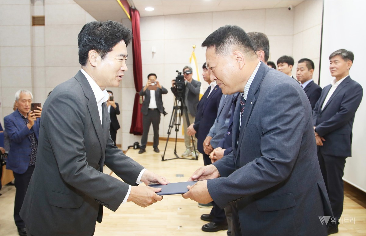 김대중 전남광주통합특별시교육감 당선인(왼쪽)이 17일 오전 열린 시민소통위원회 출범식에서 위원에게 위촉장을 수여하고 있다.
