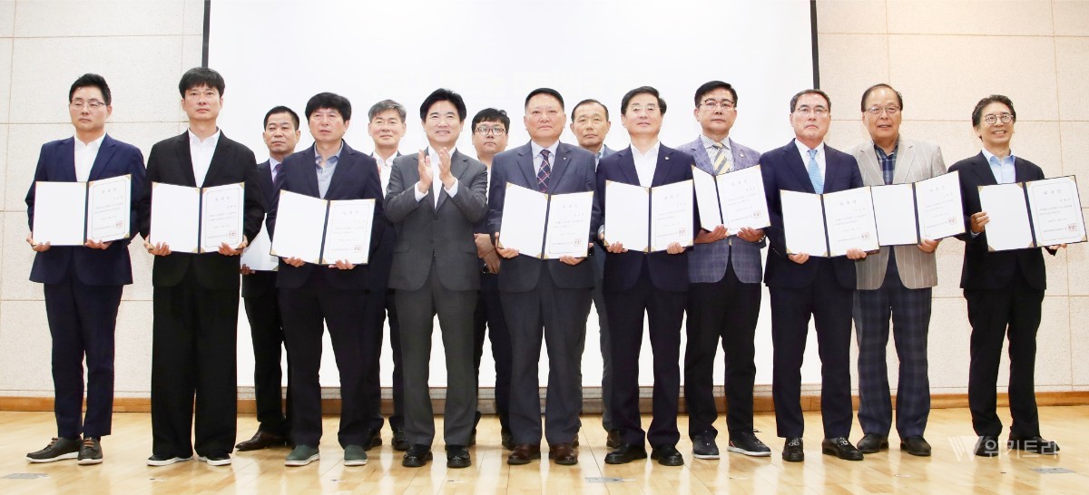 17일 열린 시민소통위원회 출범식에서 김노성 시민소통위원장(가운데)과 위원들이 위원회의 본격적인 출발을 알리고 있다.