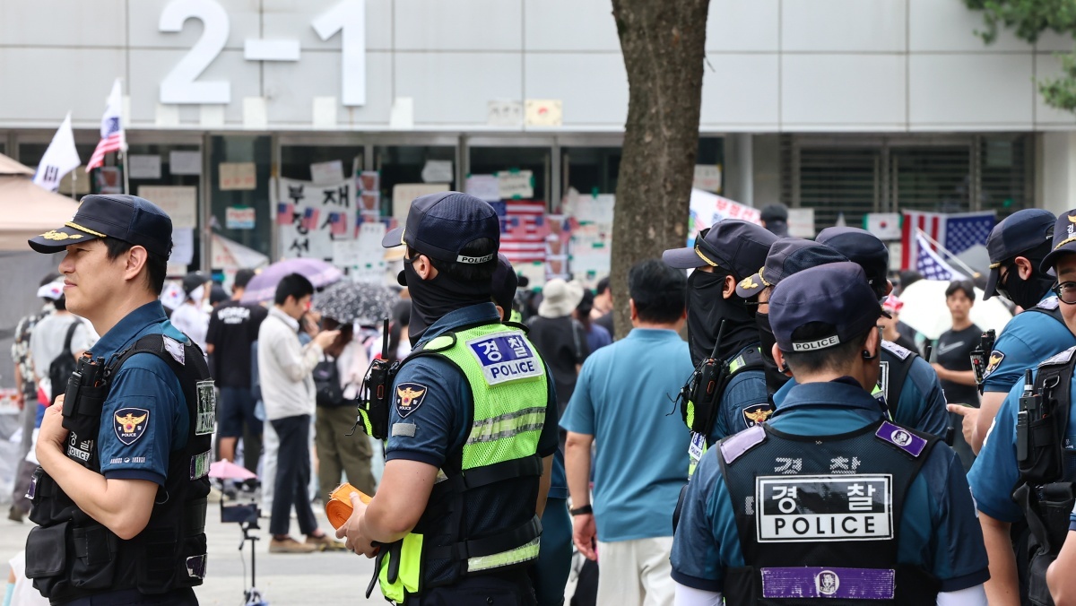 잠실 개표소 시위 현장서 30대 남성 흉기 자해…경찰 대치 끝 제압