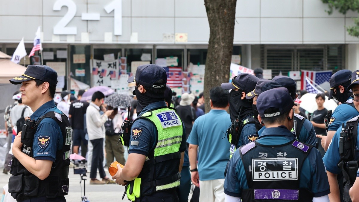 제9회 전국동시지방선거 투표용지 부족 사태를 규탄하는 개표소 봉쇄 시위가 계속된 지난 17일 서울 송파구 올림픽공원 핸드볼경기장 앞에서 경찰들이 대기하고 있다. / 뉴스1