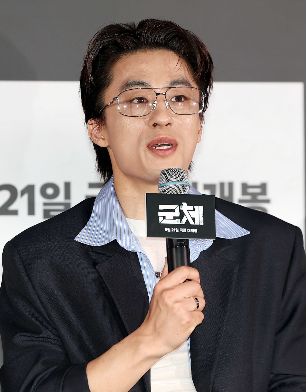배우 구교환이 지난달 20일 서울 용산구 CGV용산아이파크몰에서 열린 영화 '군체' 기자간담회에 참석해 인사말을 하고 있다. '군체'는 정체불명의 감염사태로 봉쇄된 건물 안, 고립된 생존자들이 예측할 수 없는 형태로 진화하는 감염자들에 맞서 벌이는 사투를 그린 작품이다. / 뉴스1