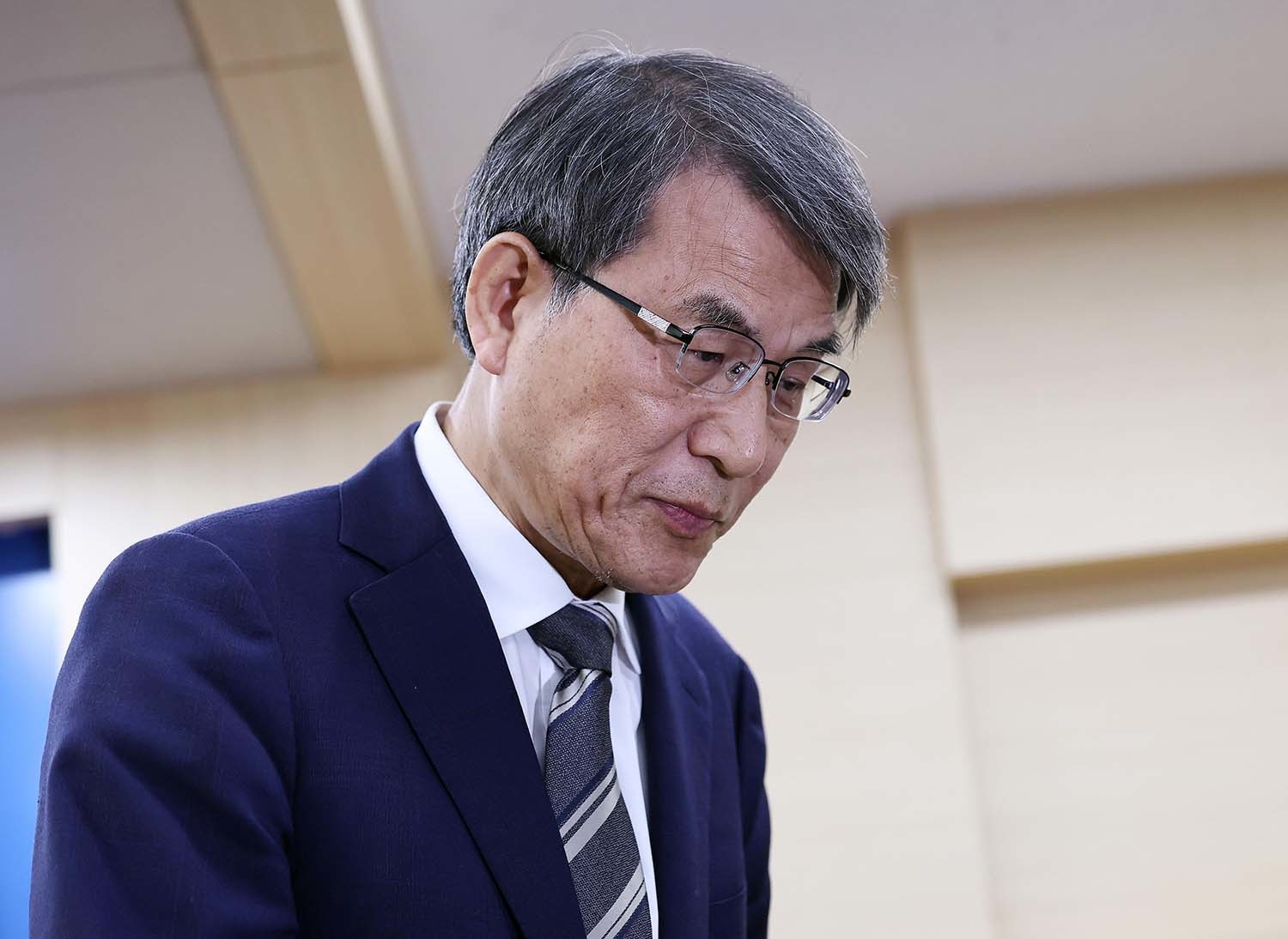 노태악 중앙선거관리위원장이 5일 오후 경기 과천 중앙선관위에서 ‘투표용지 부족 사태’ 관련 대국민 사과를 마치고 회견장을 나서고 있다. /  뉴스1