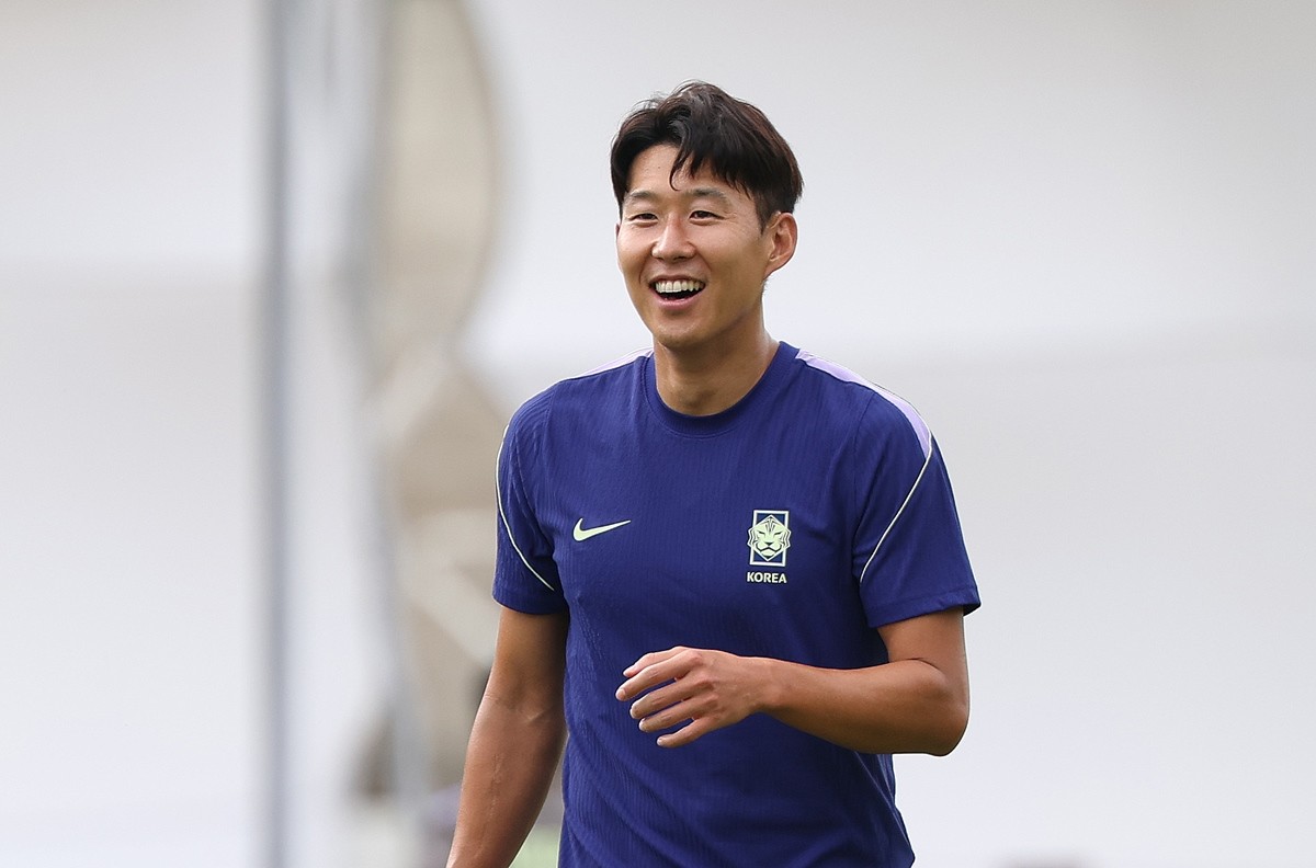 한국 축구 국가대표팀 주장 손흥민이 멕시코와의 월드컵 조별리그 2차전을 하루 앞둔 17일(현지 시각) 멕시코 과달라하라 인근 사포판 치바스 바예 베르데 훈련장에서 밝은 모습으로 훈련하고 있다. / 뉴스1