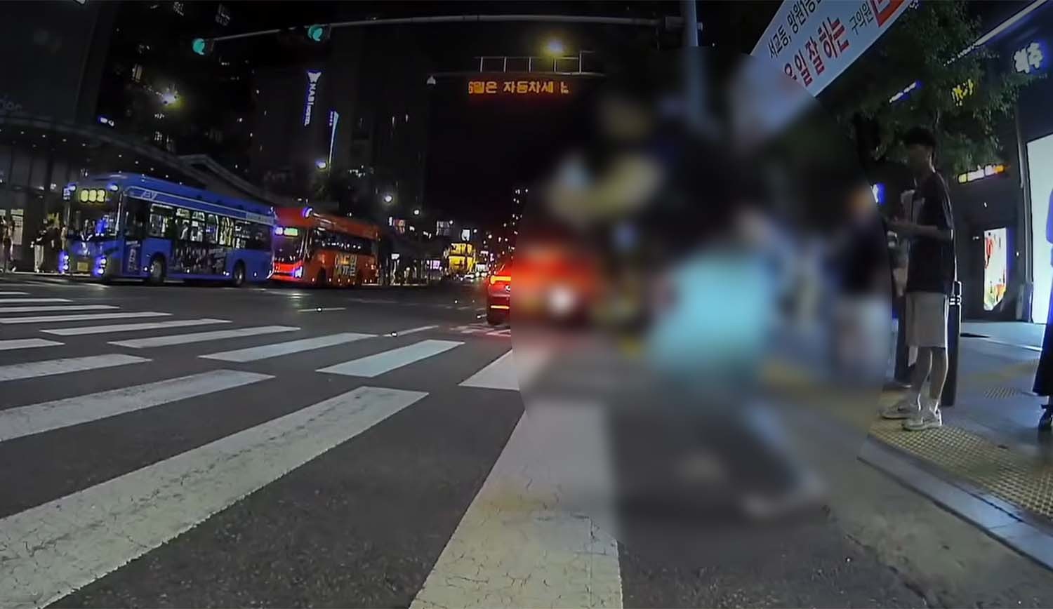 <b>홍대</b>입구역 <b>무단횡단</b> 여성 교통사고 영상 급속 확산