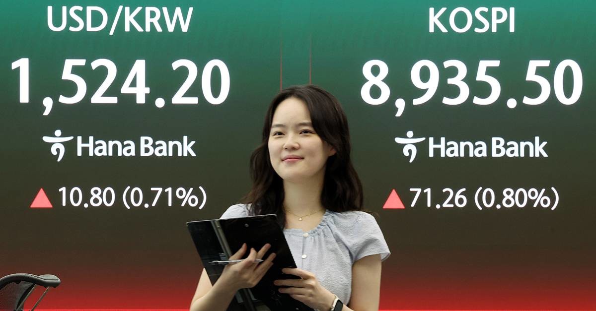 18일 서울 중구 하나은행 본점 딜링룸 전광판에 개장 시황이 나오고 있다 / 뉴스1