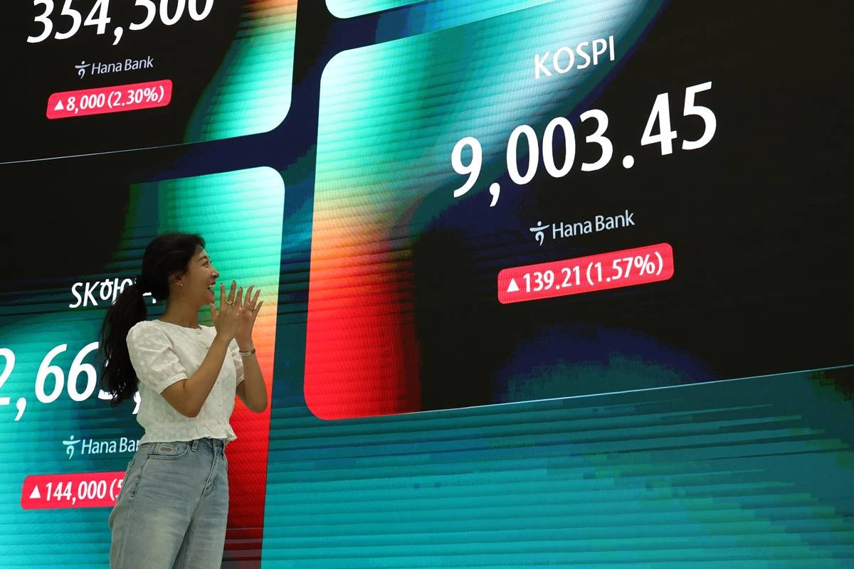 코스피지수가 장중 사상 처음으로 9000을 돌파한 18일 오후 서울 중구 하나은행 본점 딜링룸 전광판에 코스피 시황이 나오고 있다 / 뉴스1