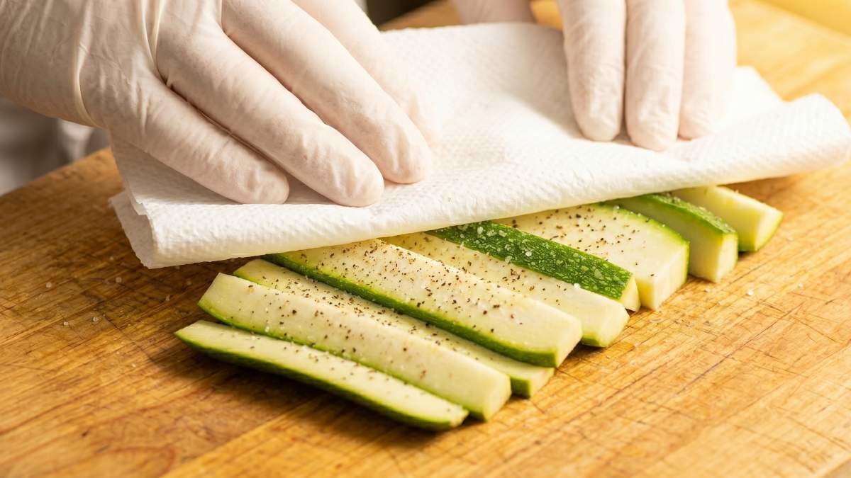 애호박애 소금, 후추 뿌리기. 기사 내용 토대로 AI툴 활용해 제작한 자료사진.