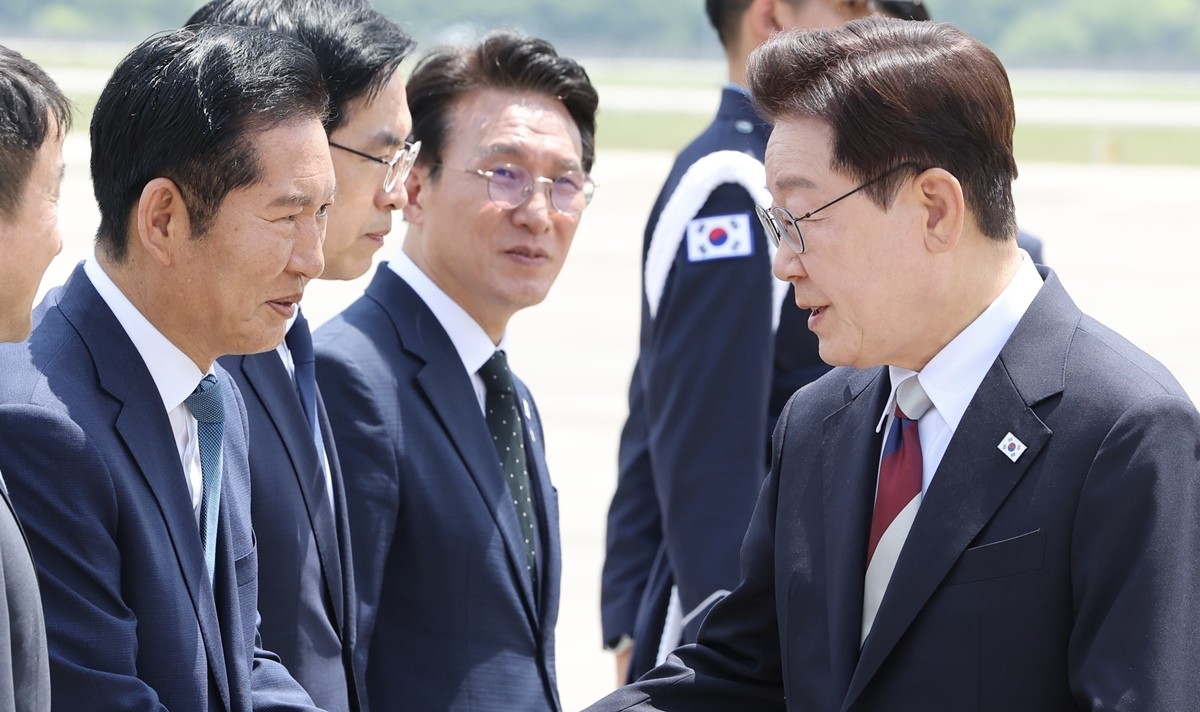 인사 나누는 이재명 대통령과 정청래 더불어민주당 대표 / 뉴스1