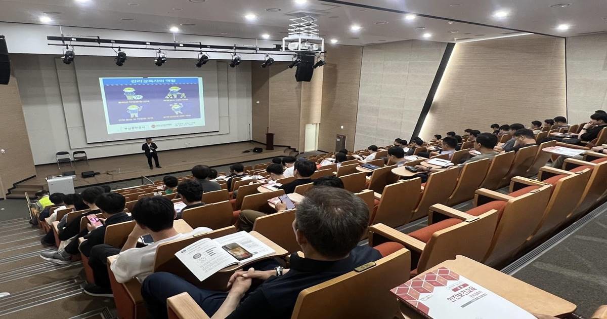 교육은 고용노동부 지정 안전·보건 전문교육기관 강사가 맡아 진행했으며, 물류창고 운영과 하역작업 과정에서 발생할 수 있는 안전사고 사례와 예방대책 등 현장 실무 중심 내용으로 구성됐다. / 사진제공=부산항만공사