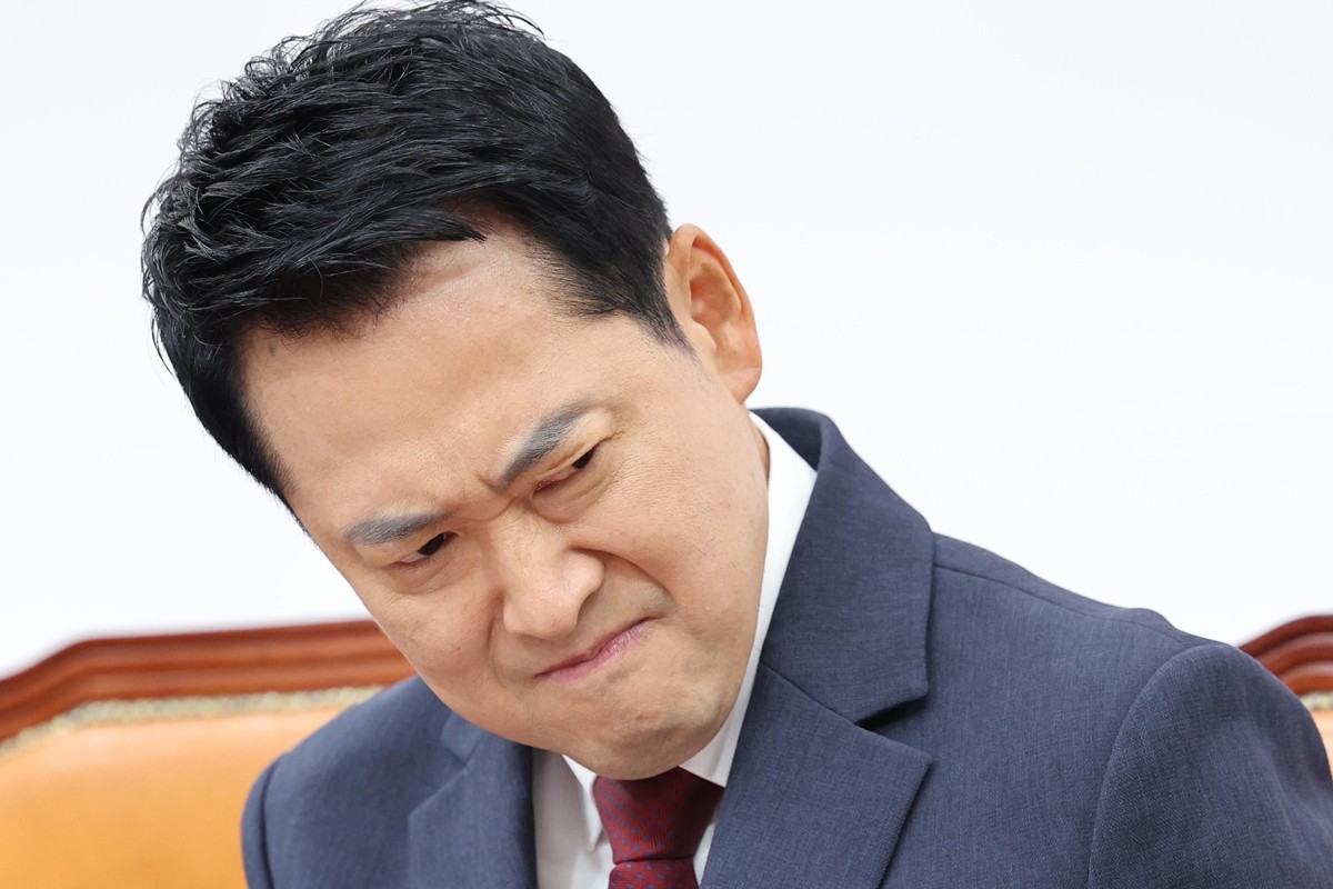 장동혁 국민의힘 대표가 18일 서울 여의도 국회에서 열린 최고위원회의에서 생각에 잠겨 있다. / 뉴스1