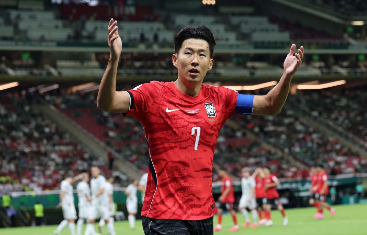 대한민국 축구국가대표팀 손흥민이 지난 12일 멕시코 할리스코주 사포판 과달라하라 스타디움에서 열린 2026 북중미 월드컵 A조 조별리그 1차전 대한민국과 체코 경기에서 관중들에게 박수를 유도하고 있다. / 뉴스1