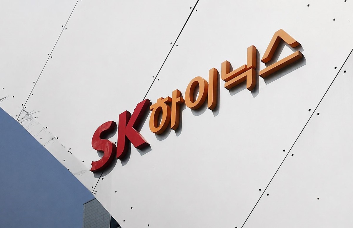 하이닉스 본사 모습. 기사 이해를 돕기 위한 자료 사진. 사랑의열매 사회복지공동모금회는 SK하이닉스 직원 김종훈 씨가 1억 원을 기부하며 개인 고액 기부자 모임인 '아너 소사이어티' 3958호(경기 400호) 회원으로 가입했다고 18일 밝혔다. 김종훈 씨는 사랑의열매를 통해 'SK하이닉스에서 치열하게 일하며 미래를 만드는 일에 동참해 왔고 최근 인공지능(AI) 반도체 산업의 성장과 회사의 결실 덕분에 과분한 행복을 얻었다'라며 '이제는 그 기술의 결실을 사회로 확장해 이웃의 미래를 따뜻하게 밝히는 나눔을 실천하고 싶었다'라고 말했다. / 뉴스1