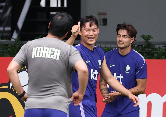 한국 국가대표 오현규가 선수들과 훈련에 임하고 있다. / 뉴스1
