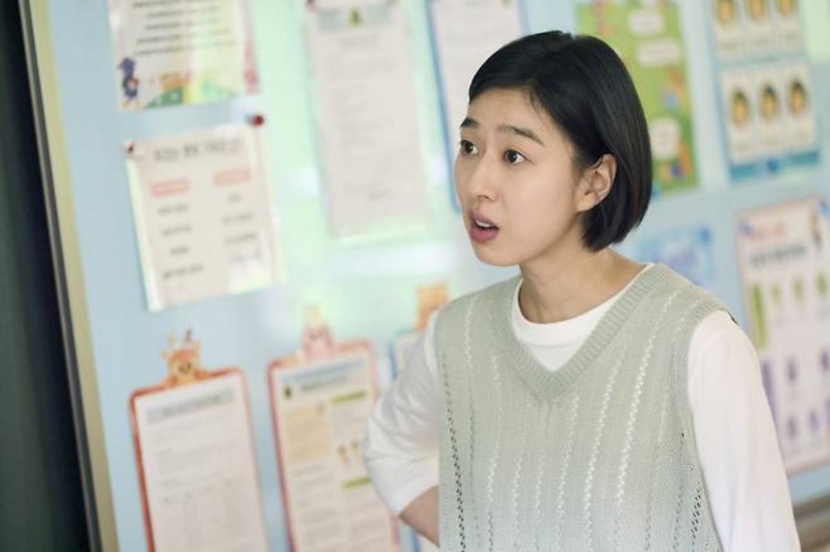 '참교육'에 극성 학부모로 출연해 이름과 얼굴 널리 알린 배우 박지연. / 넷플릭스 제공