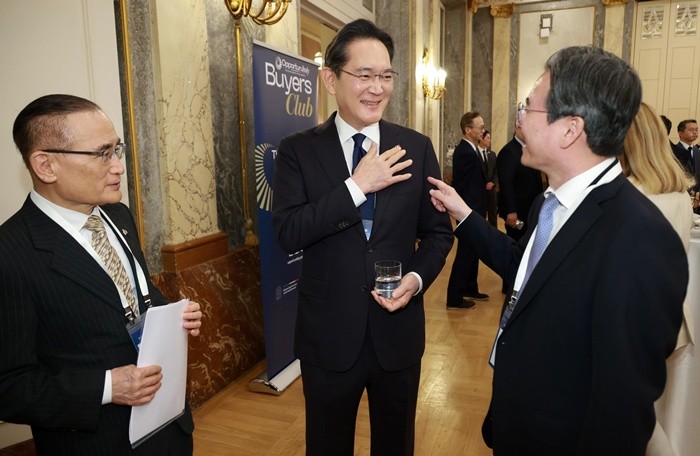 위성락 국가안보실장과 김용범 정책실장, 이재용 삼성전자 회장이 12일(현지시간) 이탈리아 로마 한 호텔에서 열린 비즈니스 라운드테이블에서 대화를 나누고 있다. 2026.6.13/뉴스1