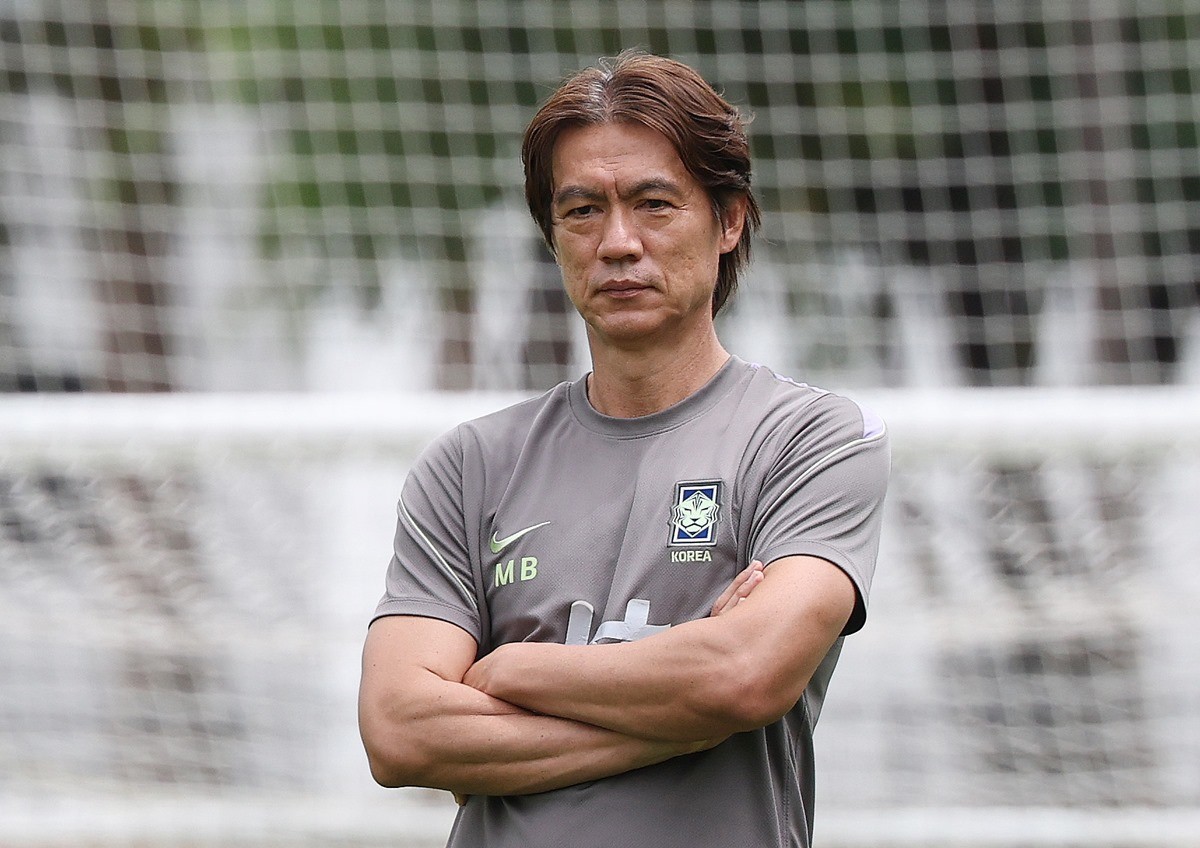 훈련 중인 선수들을 지켜보는 한국 축구 국가대표팀 홍명보 감독 / 뉴스1
