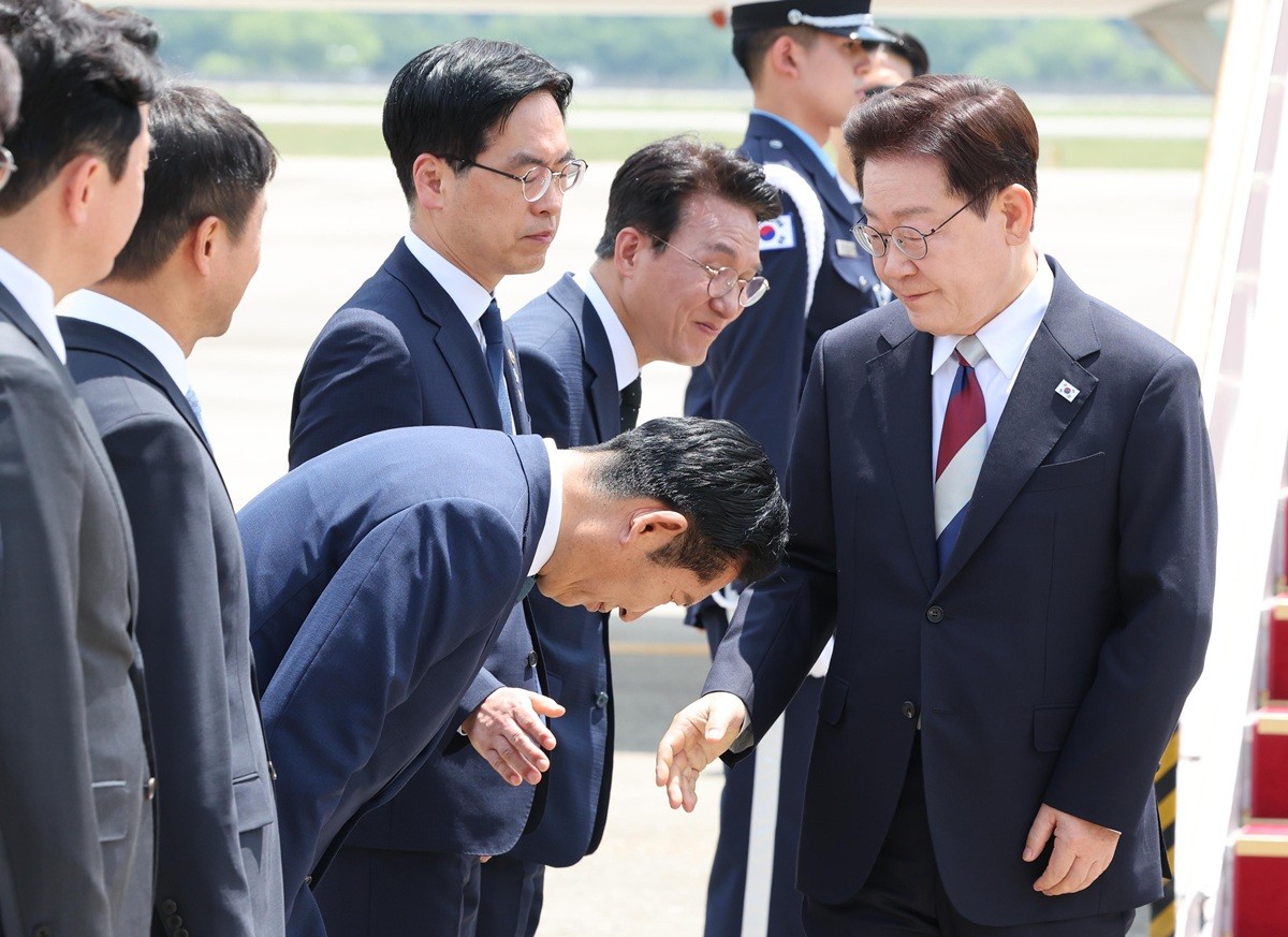 주요 7개국(G7) 정상회의 일정을 마친 이재명 대통령이 18일 경기 성남 서울공항에 도착해 정청래 더불어민주당 대표의 인사를 받고 있다. / 뉴스1