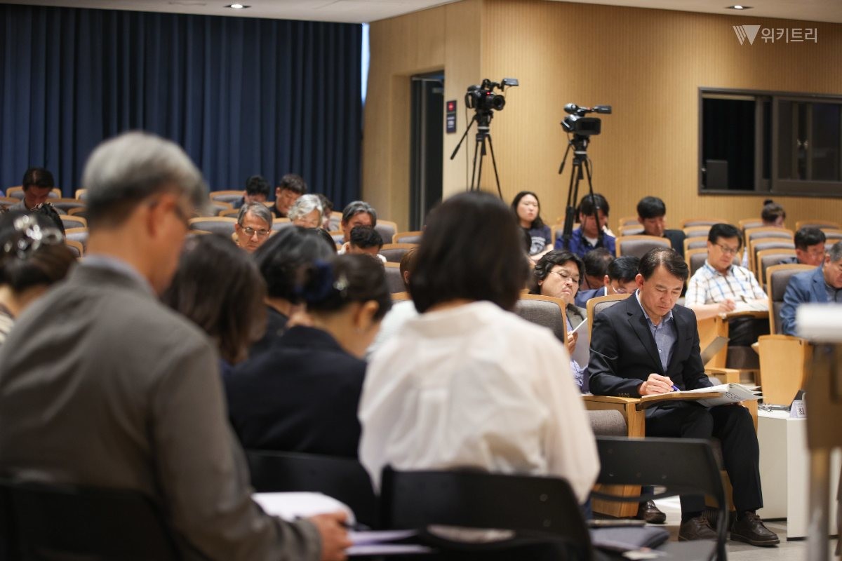 18일 민선 9기 남양주시 시민주권위원회 시정 업무보고 현장에서 보고 내용을 점검 중인 최현덕 남양주시장 당선인