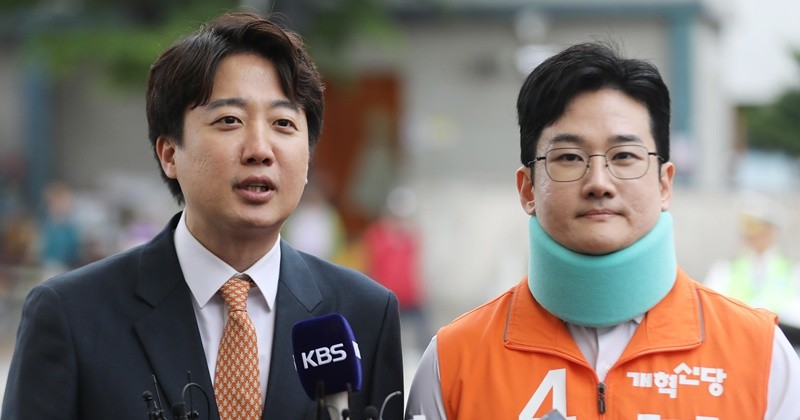 이준석 개혁신당 대표와 정이한 부산시장 후보가 29일 부산 북구 구포시장에서 취재진 질문에 답하고 있다. 2026.4.29/뉴스1