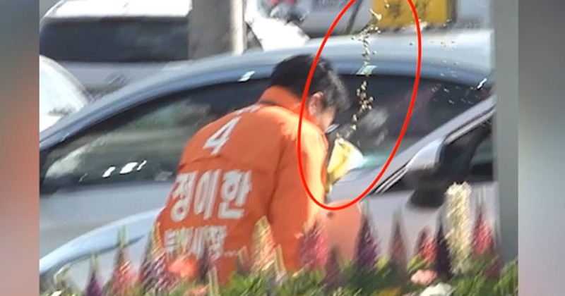 정이한 전 개혁신당 부산시장 후보가 음료수 테러라고 주장하던 장면 / 유튜브 'MBCNEWS'