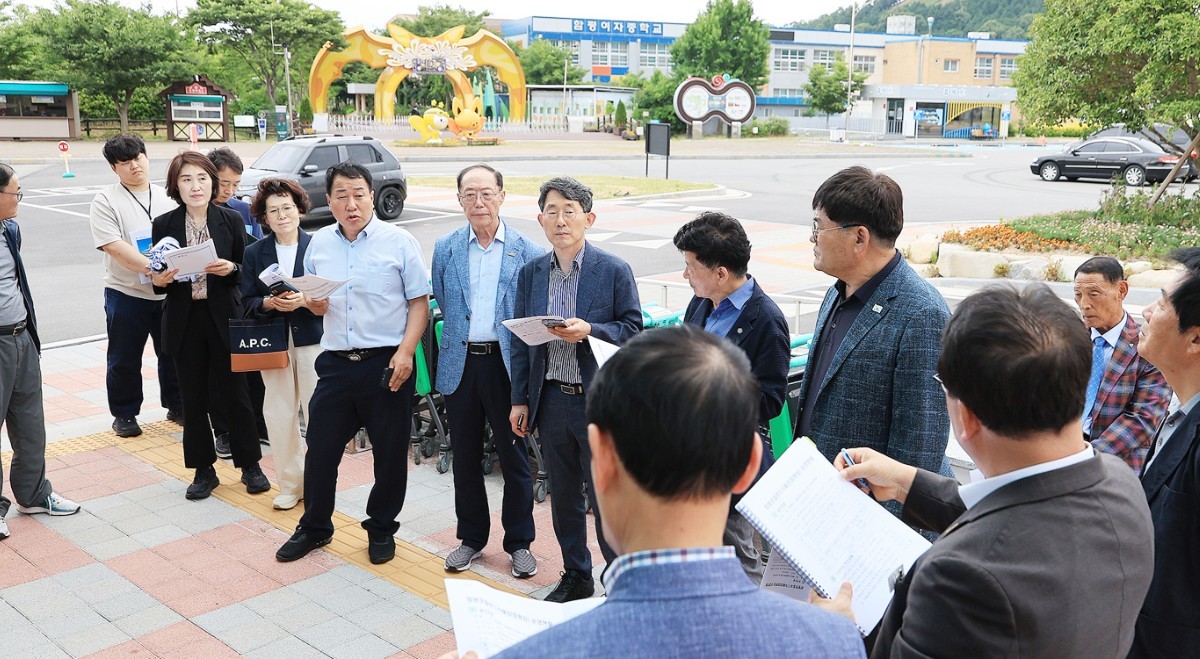 함평대전환 발전위원회 소속 위원들은 17일 하루 동안 지역 내 핵심 인프라인 함평자동차극장, 함평로컬푸드직매장, 그리고 함평군농산물종합가공센터 등 3곳을 차례로 방문하는 강행군을 펼쳤다. / 함평군