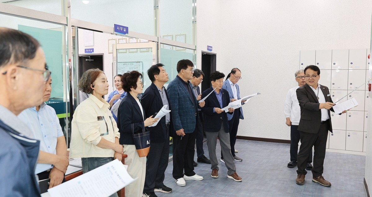 함평대전환 발전위원회 소속 위원들은 17일 하루 동안 지역 내 핵심 인프라인 함평자동차극장, 함평로컬푸드직매장, 그리고 함평군농산물종합가공센터 등 3곳을 차례로 방문하는 강행군을 펼쳤다. / 함평군