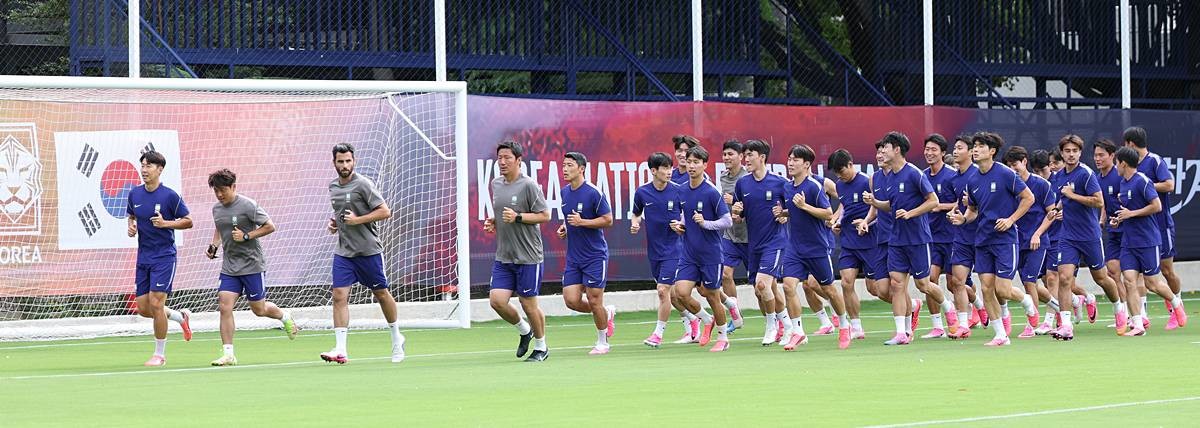 한국 축구 국가대표팀 주장 손흥민을 비롯한 선수들이 지난 17일(현지시간) 멕시코 과달라하라 인근 사포판 치바스 바예 베르데 훈련장에서 멕시코와의 월드컵 조별리그 2차전을 앞두고 훈련에 매진하고 있다 / 뉴스1