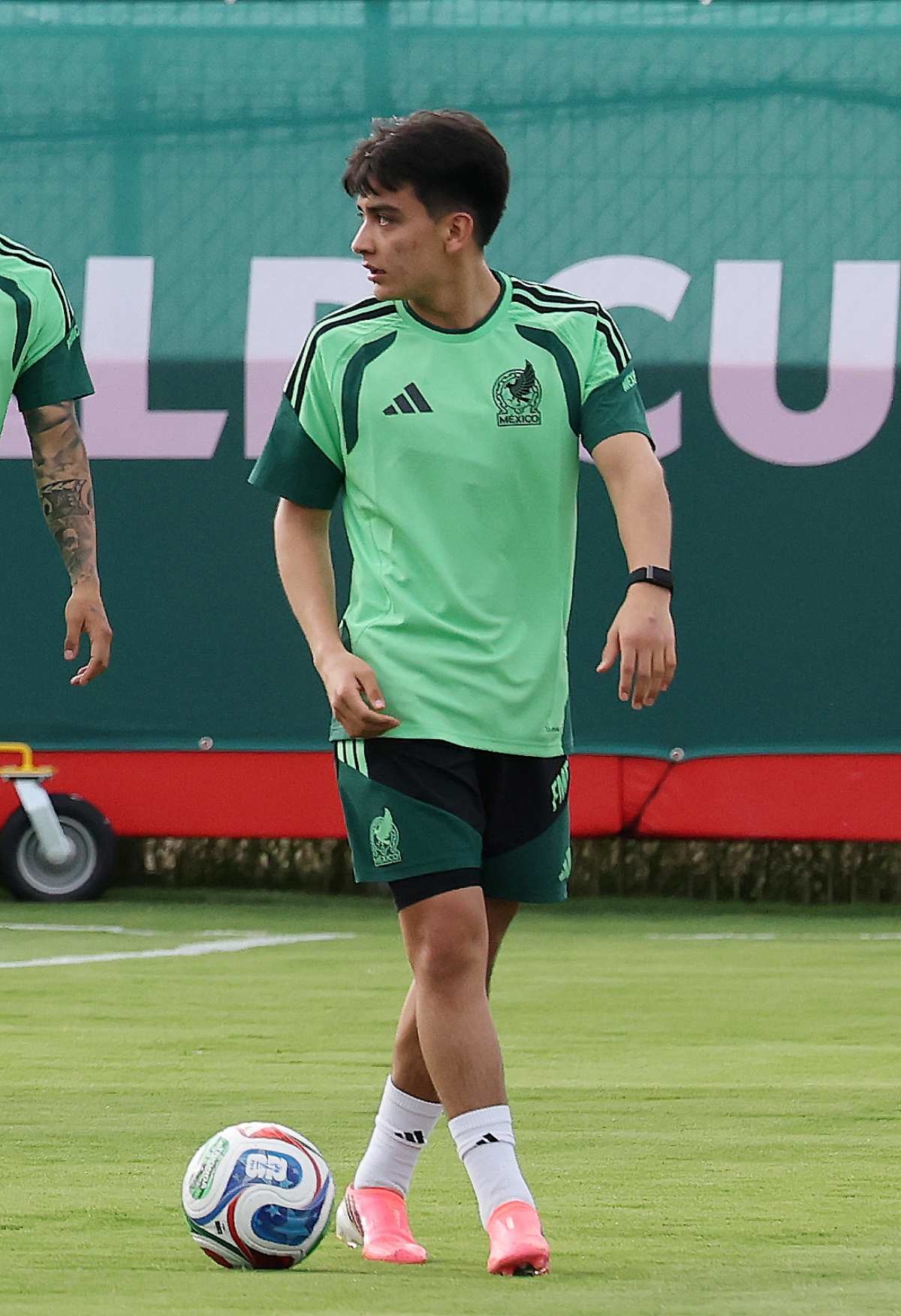 멕시코 축구 국가대표팀 힐베르토 모라가 2026 북중미 월드컵 대한민국과의 조별리그 2차전을 하루 앞둔 지난 17일(현지시간) 멕시코 과달라하라 인근 스포츠 아레나에서 훈련을 하고 있다. 힐베르토 모라는 이번 대회 최연소이자 멕시코 선수 중에선 역대 최연소 월드컵 데뷔를 기록했다. / 뉴스1