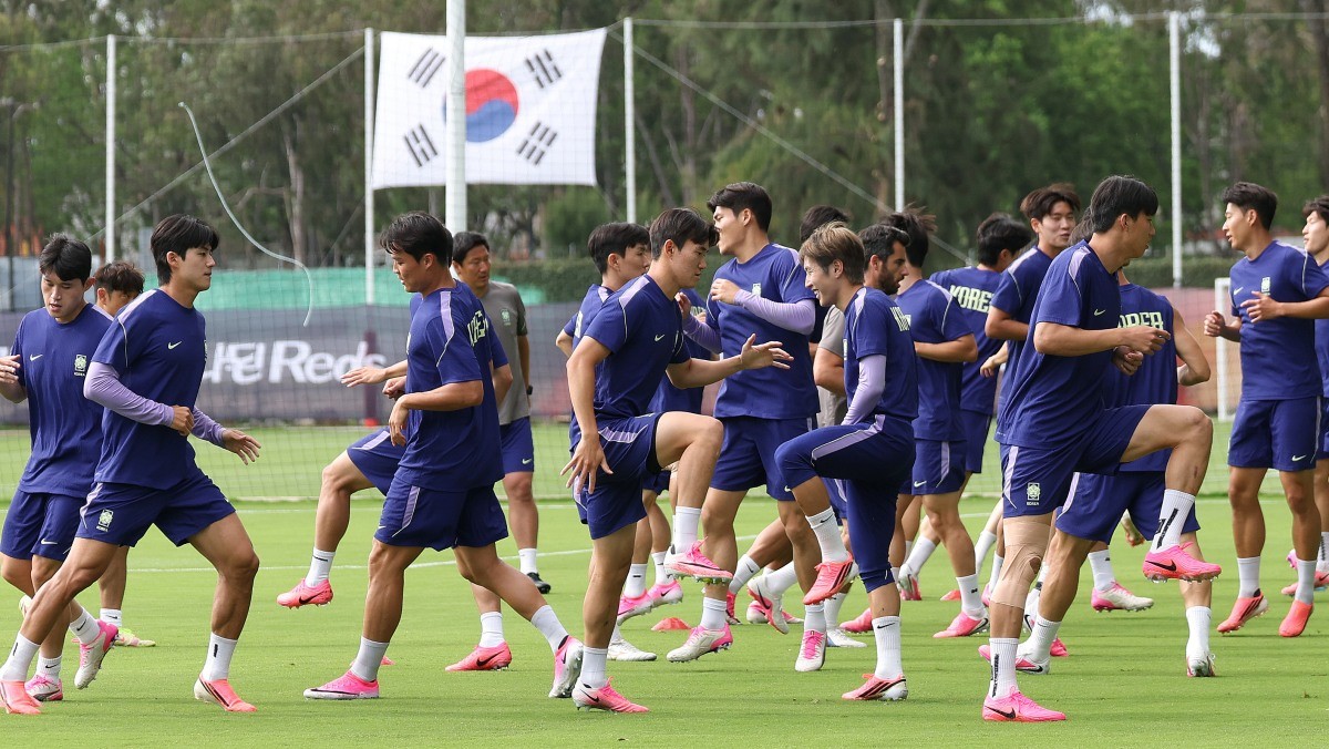 한국 축구 국가대표팀 이강인, 오현규 등이 17일(현지시간) 멕시코 과달라하라 인근 사포판 치바스 바예 베르데 훈련장에서 멕시코와의 월드컵 조별리그 2차전을 앞두고 훈련하고 있다. / 뉴스1