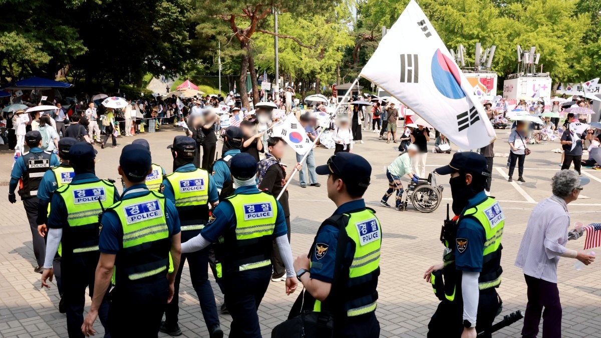 제9회 전국동시지방선거 투표용지 부족 사태를 규탄하는 개표소 봉쇄 시위가 계속된 18일 서울 송파구 올림픽공원 핸드볼경기장 앞에서 경찰들이 이동하고 있다. 아울러 19일 서울 송파경찰서는 경기장 관리업체로부터 '지난 7일 야간에 외부인이 핸드볼경기장 지하 출입문의 잠금장치를 훼손하고 무단출입해 내부 영상을 촬영한 것으로 보인다'는 고소장을 접수한 것으로 알려졌다. / 뉴스1