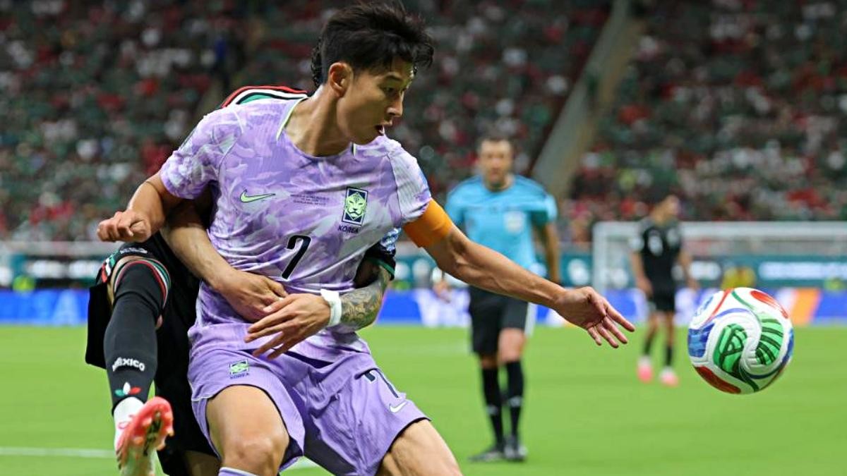 대한민국 축구국가대표팀 손흥민이 18일(현지시간) 멕시코 과달라하라 스타디움에서 열린 2026 북중미 월드컵 A조 조별리그 2차전 대한민국과 멕시코의 경기에서 호르헤 산체스의 수비에 사로잡혀 있다. / 뉴스1