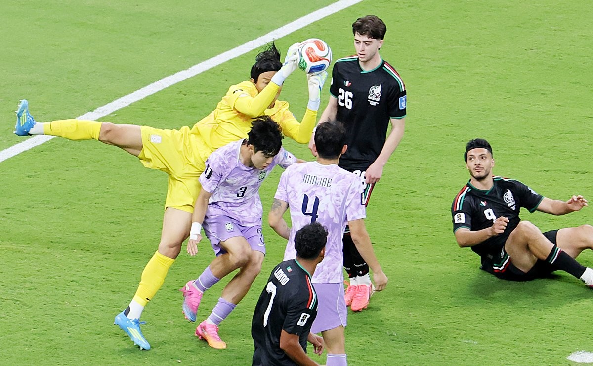 대한민국 축구대표팀 골키퍼 김승규(왼쪽)와 이기혁이 19일(한국 시각) 멕시코 할리스코주 사포판 과달라하라 스타디움에서 열린 2026 북중미 월드컵 A조 조별리그 2차전 멕시코와의 경기에서 충돌하고 있다. 이날 경기는 대한민국이 멕시코에 0-1로 패했다. / 연합뉴스