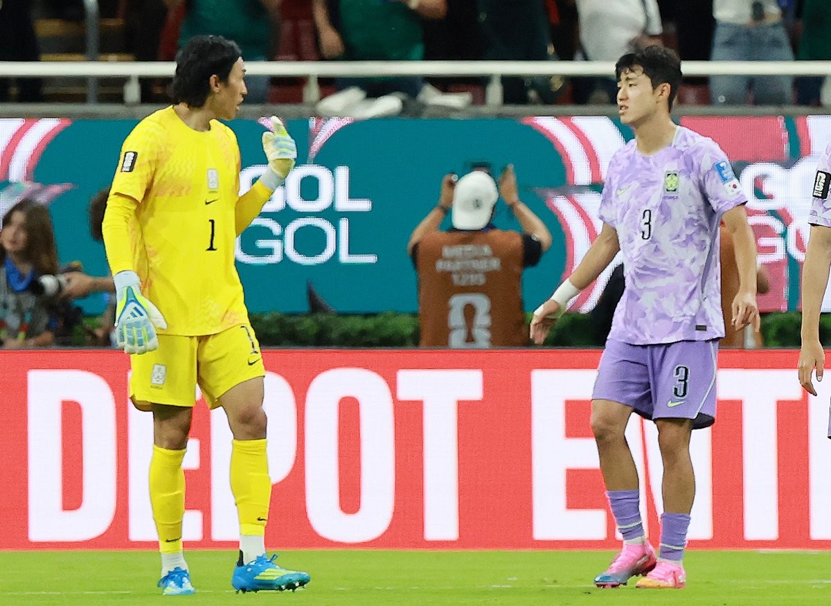 대한민국 축구대표팀 김승규(왼쪽)와 이기혁이 19일(한국 시각) 멕시코 과달라하라 스타디움에서 열린 2026 북중미 월드컵 A조 조별리그 2차전 대한민국과 멕시코의 경기에서 골을 허용하고 이야기를 나누고 있다. 이날 경기는 대한민국이 멕시코에 0-1로 패배했다. / 뉴스1
