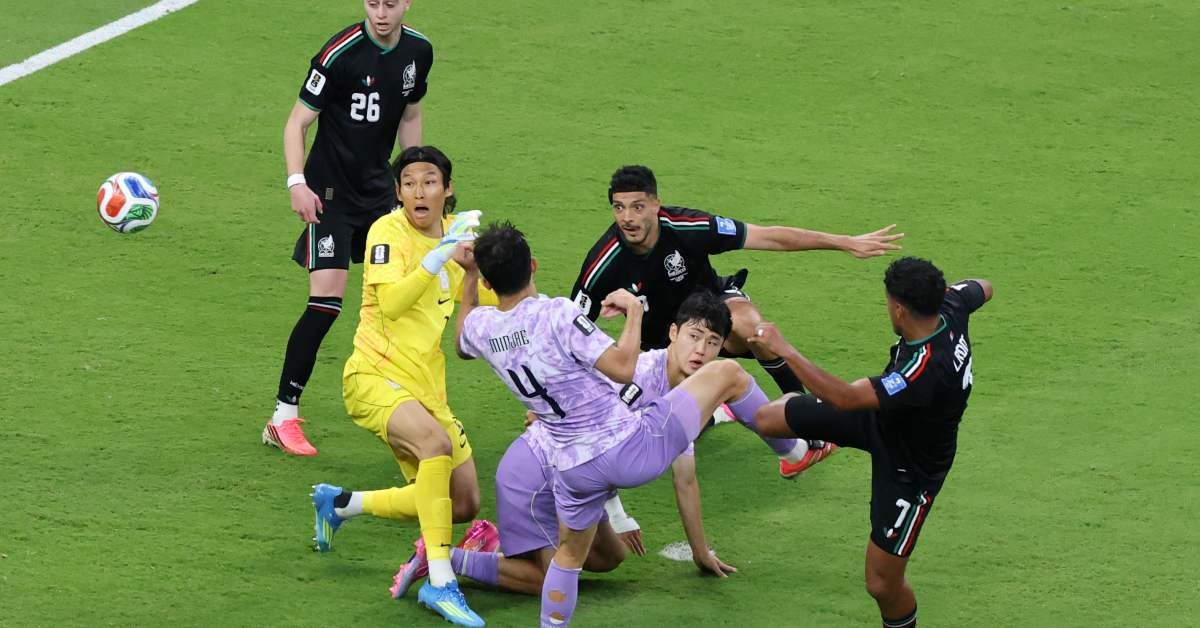 한국은 19일(한국 시각) 멕시코 과달라하라 에스타디오 아크론에서 열린 2026 국제축구연맹(FIFA) 북중미 월드컵 A조 조별리그 2차전에서 멕시코에 0-1로 패했다. 사진은 김승규 등 한국 선수들이 멕시코 루이스 로모가의 선취골 슈팅을 바로보고 있는 모습. / 연합뉴스