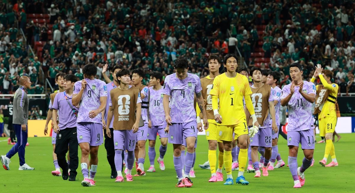 멕시코전 패배에 아쉬워하는 대한민국 축구국가대표팀. / 뉴스1