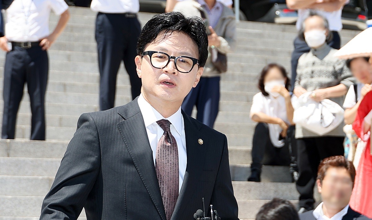 한동훈 무소속 의원. 기사 이해를 돕기 위한 자료 사진. 한동훈 의원을 살해하겠다는 게시글이 올라와 경찰이 수사에 착수했다. 인천 계양경찰서에 따르면 19일 오전 10시 25분쯤 '특정 정치인을 죽이겠다는 게시글이 올라와 있다'라는 112 신고가 접수된 것으로 전해졌다. 경찰 조사 결과 신고자는 인스타그램에서 한동훈 의원을 향한 살인 협박 글을 보고 신고한 것으로 확인됐다. 경찰은 해당 게시물 작성자의 IP(인터넷 프로토콜) 주소를 확인하는 등 추적에 나선 것으로 전해졌다. / 연합뉴스