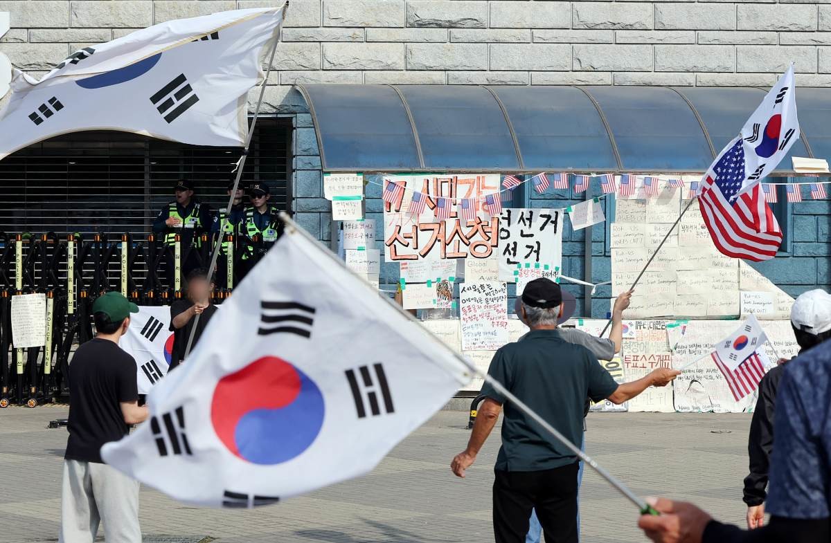 제9회 전국동시지방선거 투표용지 부족 사태를 규탄하는 개표소 봉쇄 시위가 계속된 19일 오전 서울 송파구 올림픽공원 핸드볼경기장 앞에서 시민들이 구호를 외치고 있다. / 뉴스1
