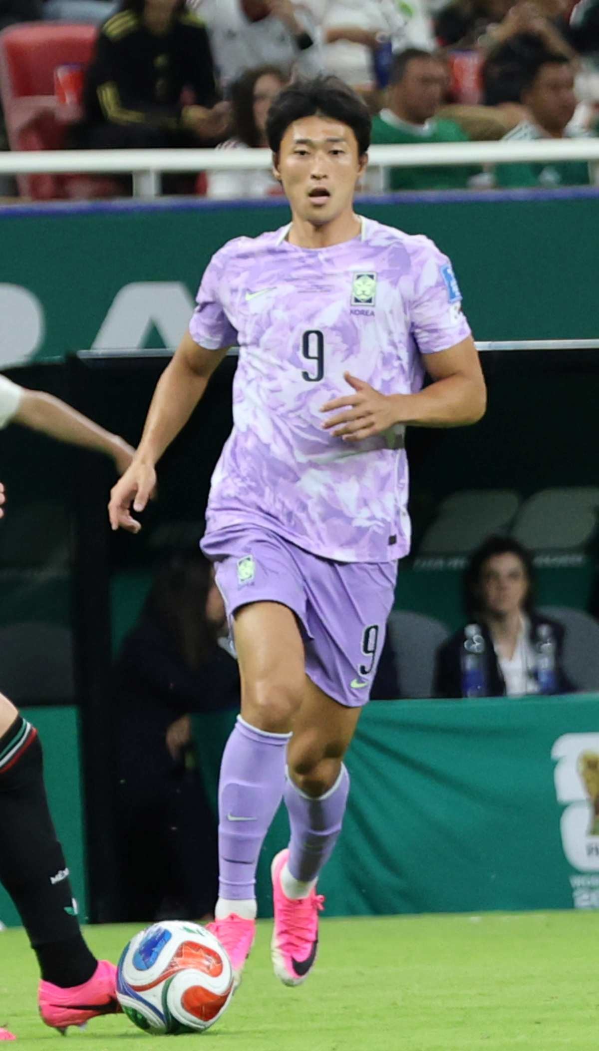 대한민국 축구국가대표팀 조규성이 18일(현지시간) 멕시코 과달라하라 스타디움에서 열린 2026 북중미 월드컵 A조 조별리그 2차전 대한민국과 멕시코의 경기에서 요한 바스케스와 볼다툼을 하고 있다. / 뉴스1