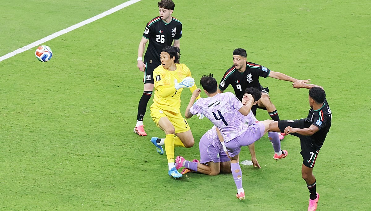 19일(한국 시각) 멕시코 사포판 과달라하라 스타디움에서 열린 2026 북중미 월드컵 A조 2차전 대한민국과 멕시코의 경기에서 김승규 등 한국 선수들이 멕시코 선수의 선취 골 슈팅을 바로보고 있다. / 연합뉴스