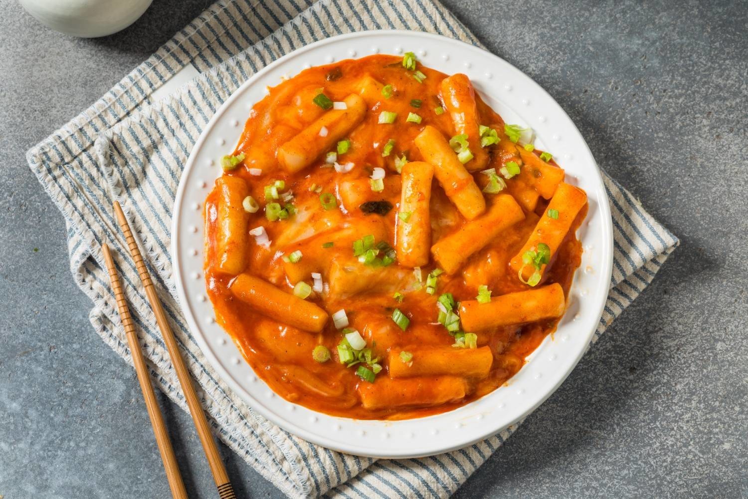 매콤달콤한 양념에 쫄깃한 떡이 어우러진 떡볶이. / 셔터스톡