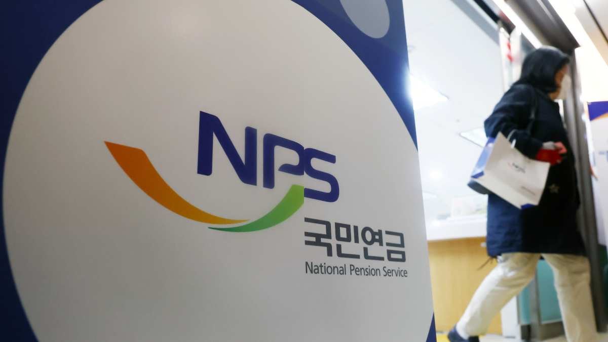 지난해 국민연금의 기금운용 실적이 크게 개선되면서 국민연금 기금이 소진되는 시점이 기존 전망보다 4년가량 늦춰질 수 있다는 구체적인 분석 결과가 나왔다. 특히 기금의 장기 평균 수익률이 현재 예측치보다 2%포인트(p) 이상 상승할 경우 2120년까지도 기금이 고갈되지 않고 유지될 수 있을 것으로 전망됐다. / 뉴스1