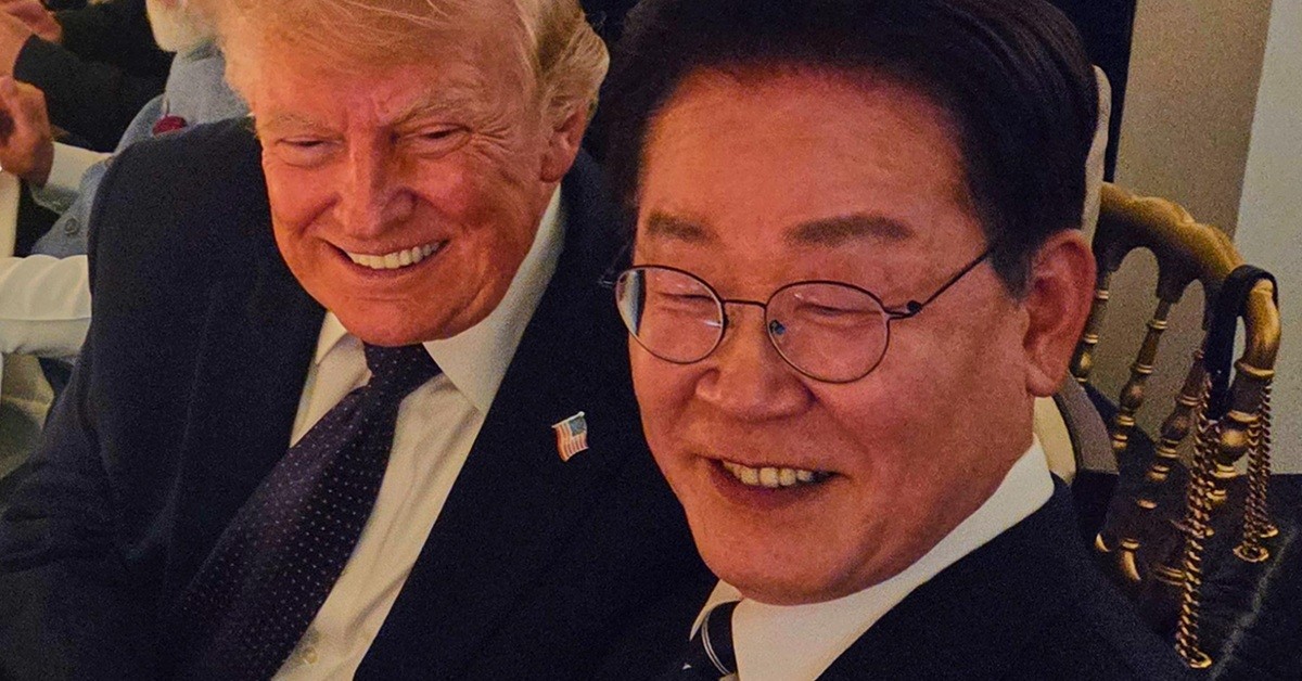 이재명 대통령과 도널드 트럼프 미국 대통령이 지난 16일(현지 시각) 주요 7개국(G7) 정상회의가 열린 프랑스 에비앙레뱅에서 열린 공식 만찬에서 기념촬영을 하고 있다. / 공동취재단, 뉴스1
